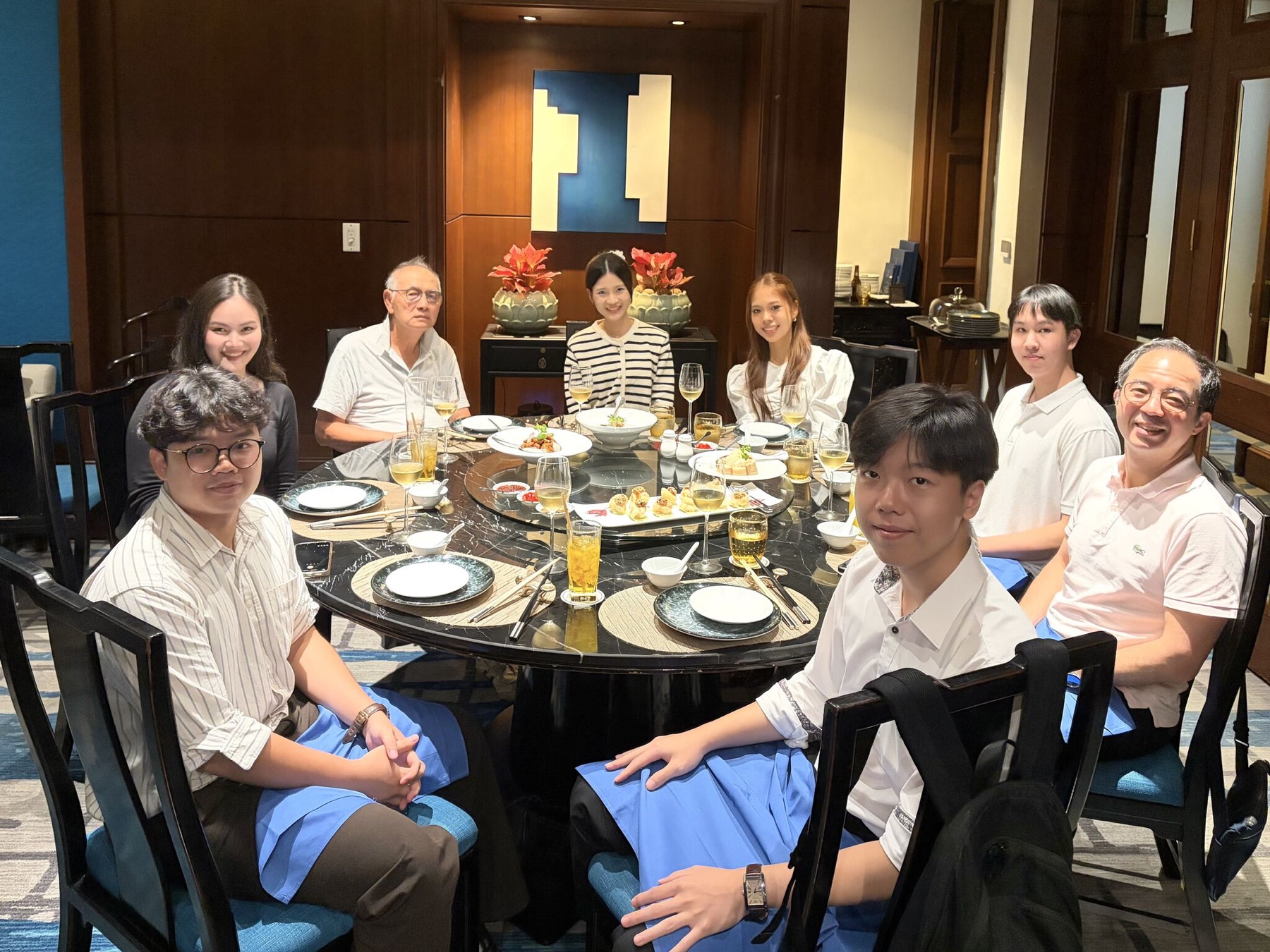 Winning students and industry leaders dine together